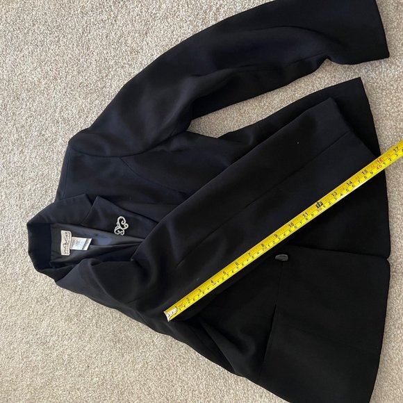 Chic Minimalist Liz Claiborne Black Blazer with Butterfly Rhinestone Brooch 10P - Picture 9 of 9